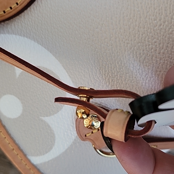 LOUIS VUITTON bag charm - Picture 4 of 4